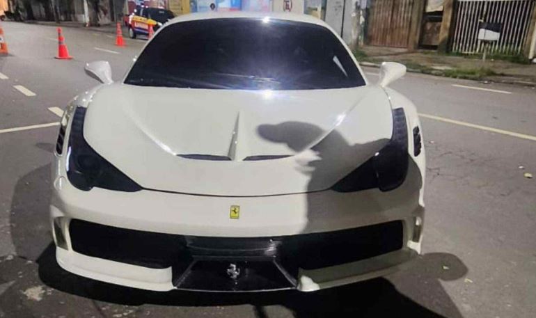 ‘Quem é você para rebocar?’, diz motorista de Ferrari sem placa à PM