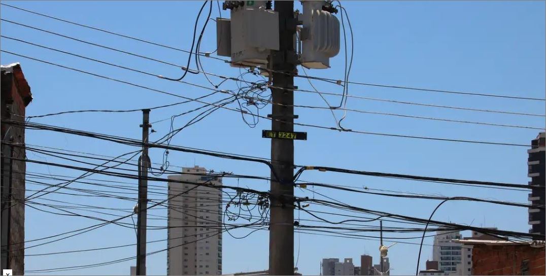 Suspeito de tentar furtar cabos de energia de poste morre eletrocutado na Grande BH