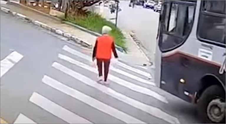Idosa é atropelada na faixa de pedestres e tem as pernas amputadas