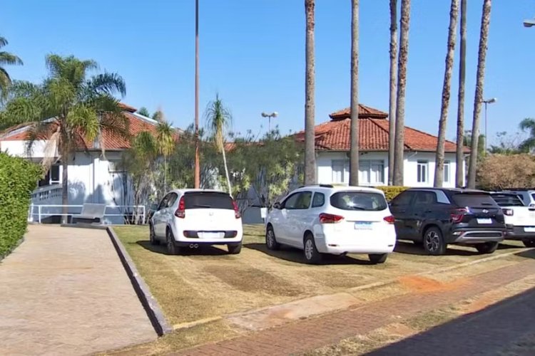 Crise faz hospital suspender internações  