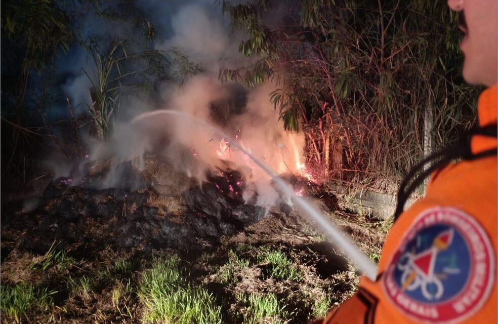 Bombeiros combatem incêndio em campo de futebol desativado em Arcos