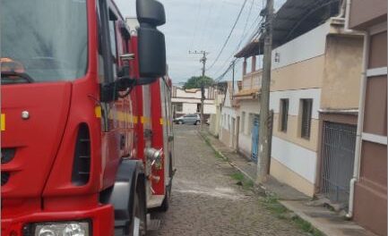 Incêndio em poste de energia mobiliza bombeiros em Formiga