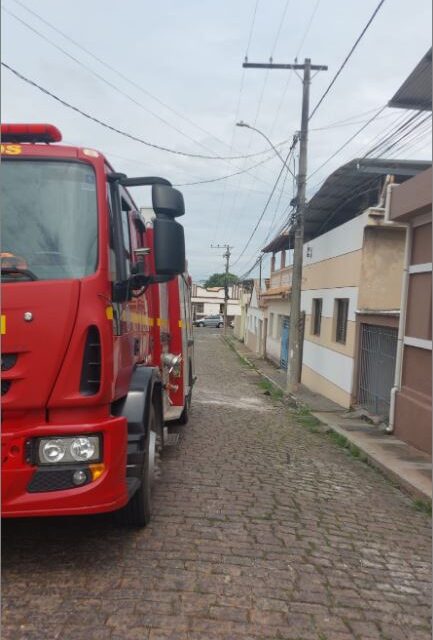 Incêndio em poste de energia mobiliza bombeiros em Formiga