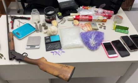 Comparsa foge, mas jovem suspeito de tráfico de drogas é preso em flagrante em Minas