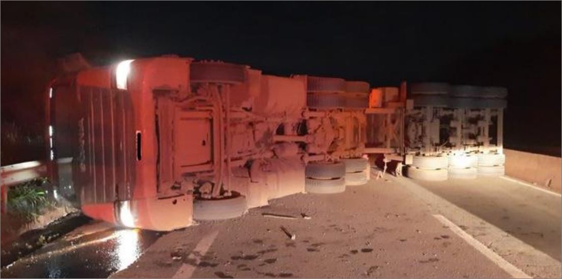Motorista morre após carreta com minério tombar e fechar BR-381 na Grande BH