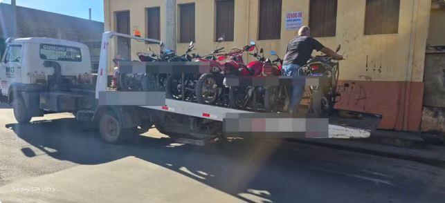 Operação contra motos irregulares apreende 8 veículos e prende um jovem em Pains