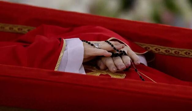 Por que vermelho é a cor do luto na morte do papa Francisco?