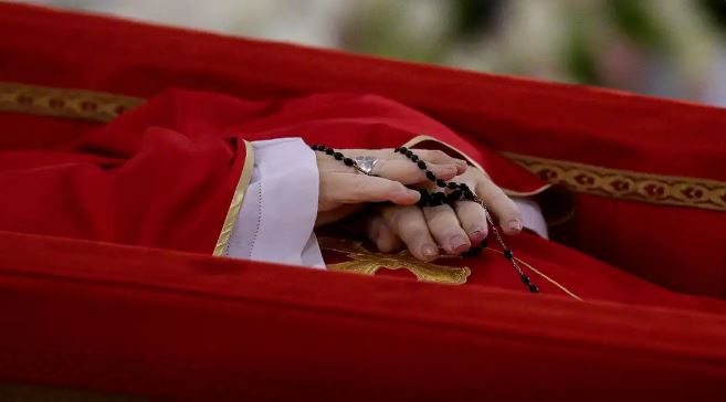 Por que vermelho é a cor do luto na morte do papa Francisco?