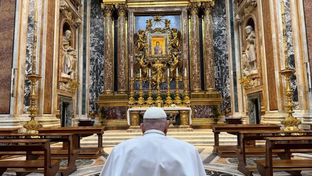 Em recuperação, Papa Francisco visita basílica de Santa Maria