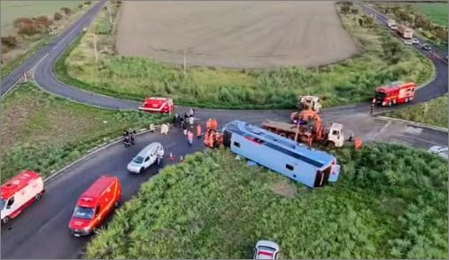 Ônibus tomba com 50 pessoas e deixa dez mortos na MG-223