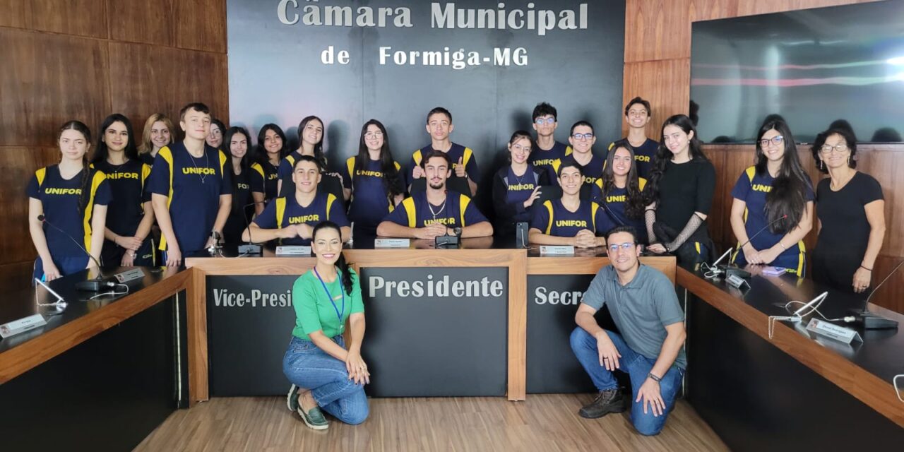 Alunos do 2º ano do Colégio Unifor visitam a Câmara Municipal e aprendem sobre o papel do Legislativo