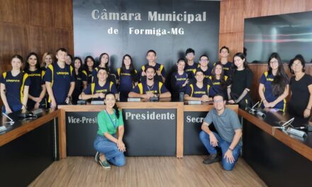 Alunos do 2º ano do Colégio Unifor visitam a Câmara Municipal e aprendem sobre o papel do Legislativo