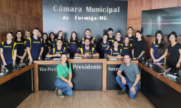 Alunos do 2º ano do Colégio Unifor visitam a Câmara Municipal e aprendem sobre o papel do Legislativo