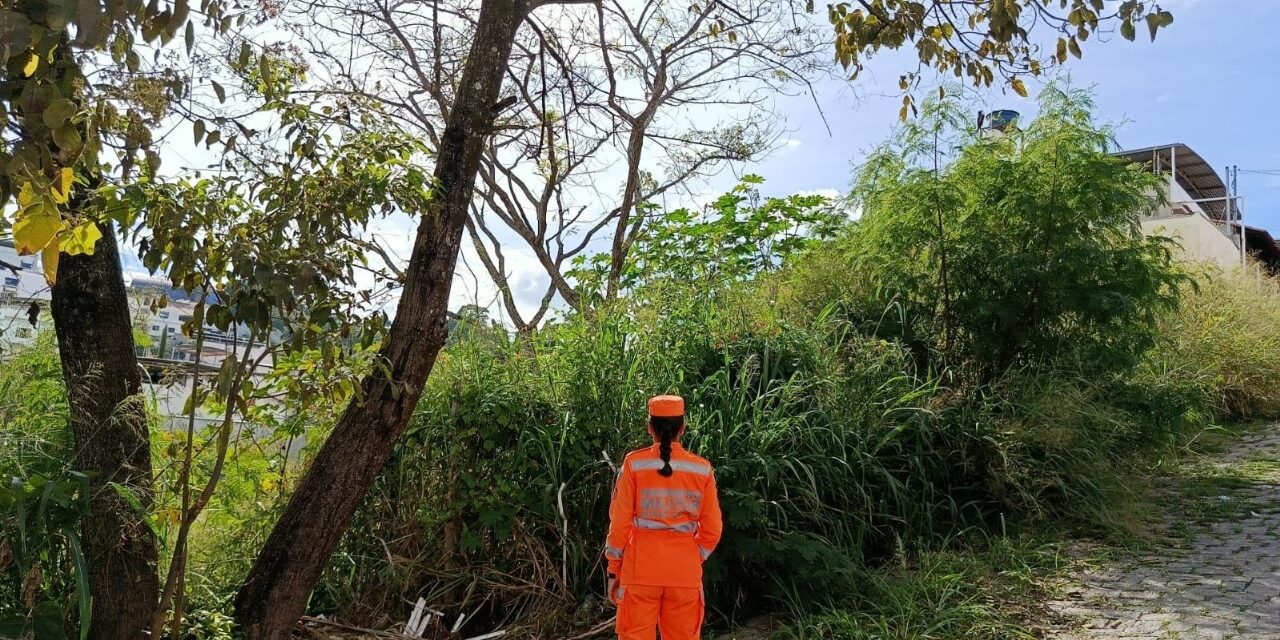Corpo de Bombeiros realiza vistorias preventivas em lotes vagos no bairro Mangabeiras, em Formiga