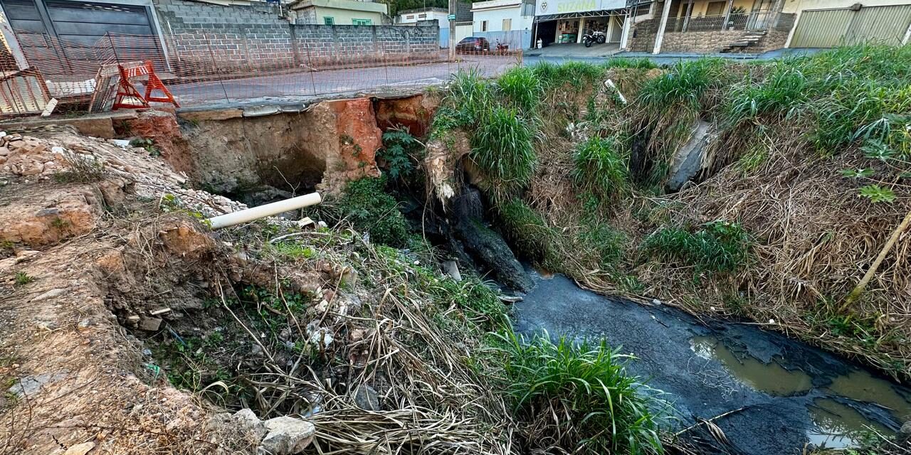 Moradores do Novo Horizonte reclamam de mau cheiro e denunciam esgoto a céu aberto, em Formiga