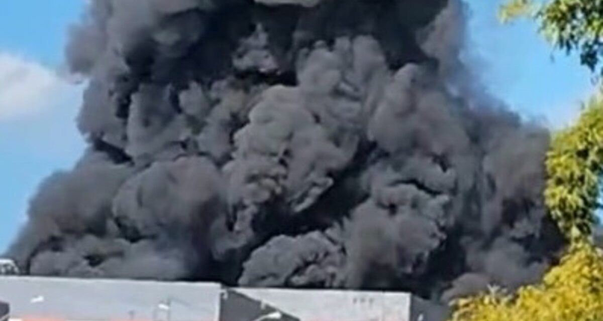 Fábrica de calçados pega fogo em Itapecerica