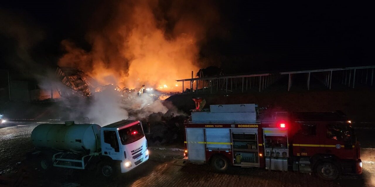 Corpo de Bombeiros divulga informações sobre incêndio em fábrica de calçados, em Itapecerica