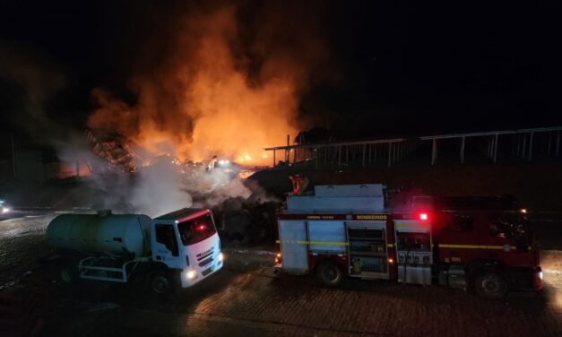 Corpo de Bombeiros divulga informações sobre incêndio em fábrica de calçados, em Itapecerica