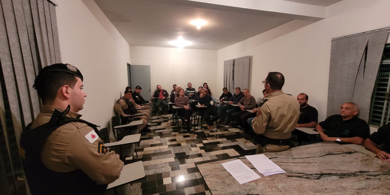 PMMG promove reunião comunitária com produtores rurais em Itapecerica para reforçar segurança no campo
