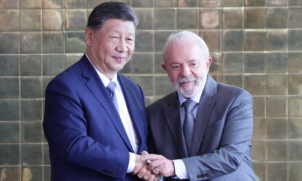 Em meio à guerra tarifária com os EUA, Lula desembarca na China