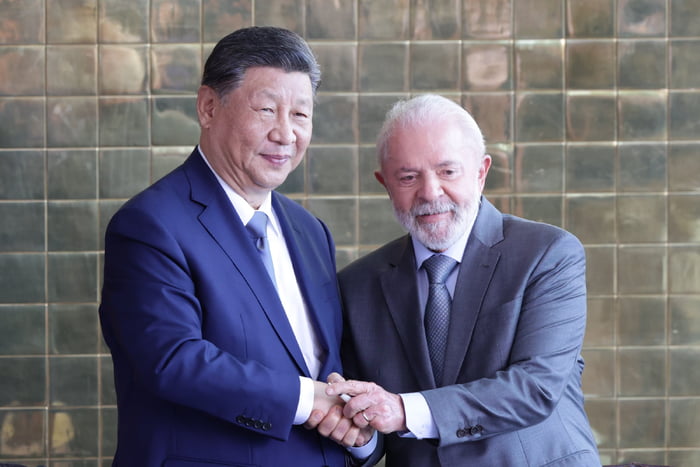 Em meio à guerra tarifária com os EUA, Lula desembarca na China