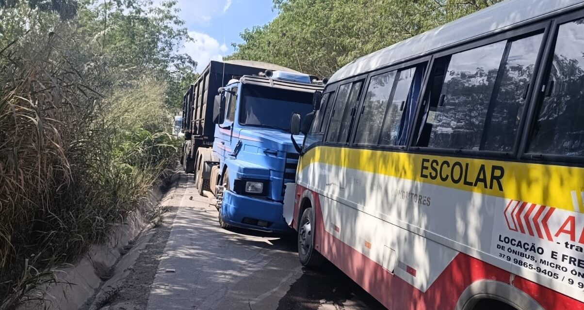 Colisão entre micro-ônibus escolar e carreta deixa duas pessoas feridas em Arcos