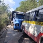 Colisão entre micro-ônibus escolar e carreta deixa duas pessoas feridas em Arcos
