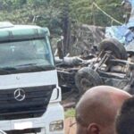 Pai e filho ficam feridos após caminhão tombar no Anel Rodoviário em BH; um deles foi arremessado
