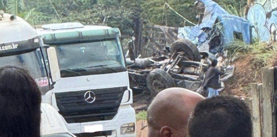 Pai e filho ficam feridos após caminhão tombar no Anel Rodoviário em BH; um deles foi arremessado