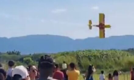 Avião faz pouso de emergência durante evento no Museu Aeroespacial no Rio
