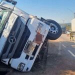 Grande BH: carreta com 30 mil litros de combustível tomba na BR-381