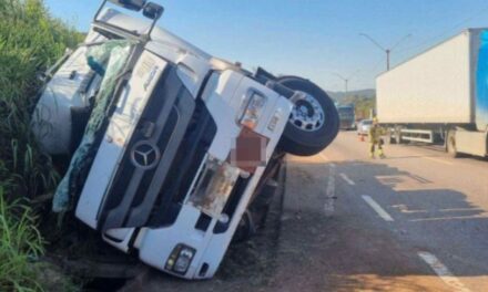 Grande BH: carreta com 30 mil litros de combustível tomba na BR-381