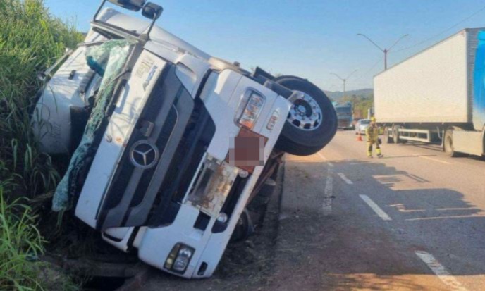 Grande BH: carreta com 30 mil litros de combustível tomba na BR-381