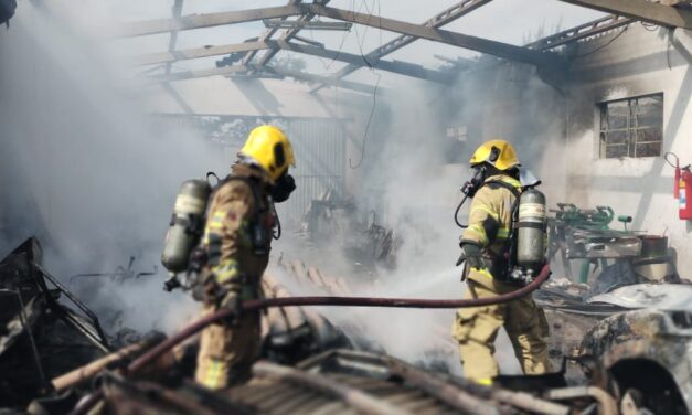 Explosão em edificação industrial mobiliza bombeiros, em Santo Antônio do Monte