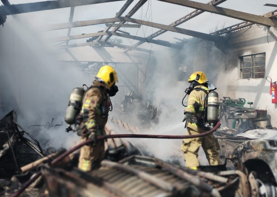Explosão em edificação industrial mobiliza bombeiros, em Santo Antônio do Monte
