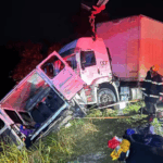 Acidente entre carreta e micro-ônibus deixa 9 mortos e 10 feridos na BR-251