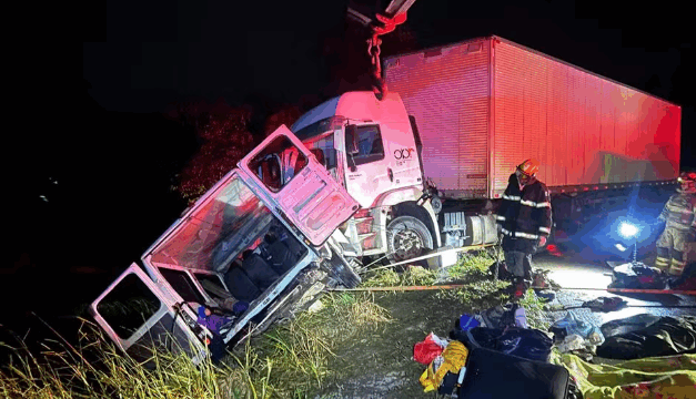 Acidente entre carreta e micro-ônibus deixa 9 mortos e 10 feridos na BR-251