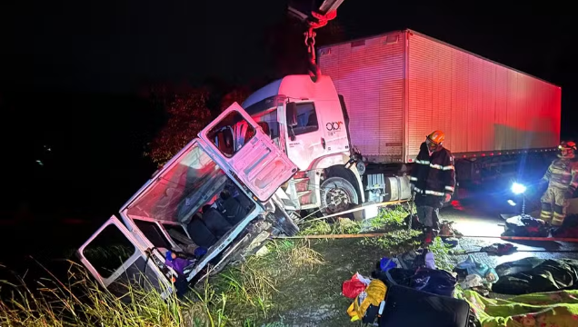 Acidente entre carreta e micro-ônibus deixa 9 mortos e 10 feridos na BR-251
