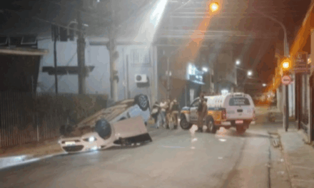 Condutora embriagada provoca acidente com capotamento no Centro de Formiga