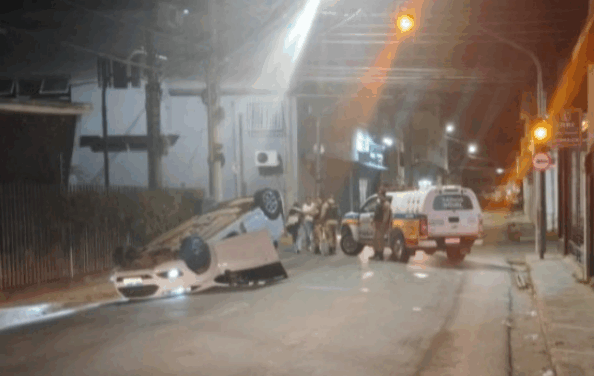 Condutora embriagada provoca acidente com capotamento no Centro de Formiga