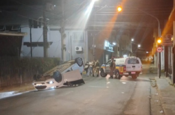 Condutora embriagada provoca acidente com capotamento no Centro de Formiga