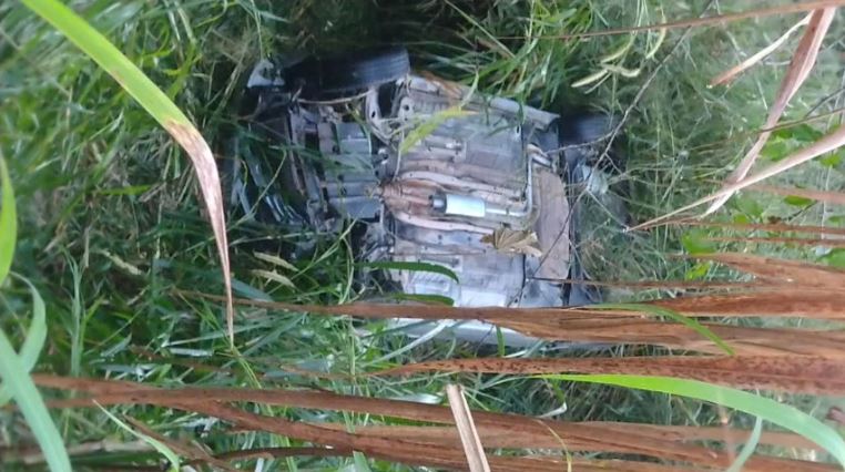 Idoso morre e 4 pessoas ficam feridas após carro cair em ribanceira na BR-494, em Divinópolis