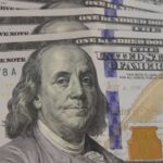 Dólar sobe com pressão no câmbio atenuada pelo recuo do governo na proposta de elevar a 3,5% o IOF