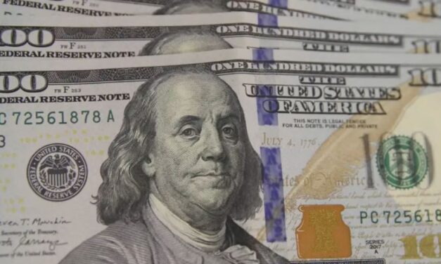 Dólar sobe com pressão no câmbio atenuada pelo recuo do governo na proposta de elevar a 3,5% o IOF