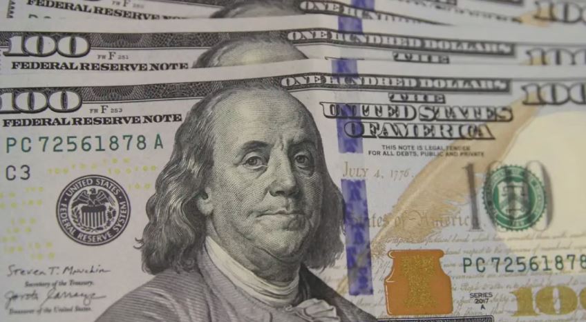 Dólar sobe com pressão no câmbio atenuada pelo recuo do governo na proposta de elevar a 3,5% o IOF