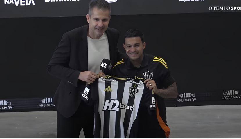 Em apresentação no Atlético, Dudu esclarece polêmica sobre gramado sintético