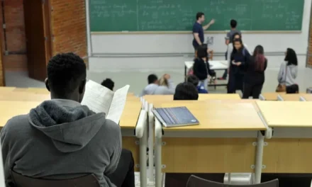 Governo Lula assina decreto para regulamentar ensino a distância e restringir cursos online