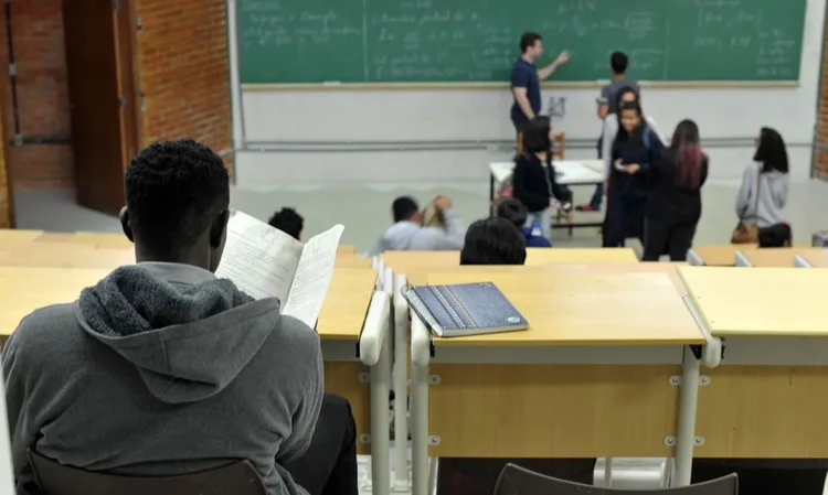 Governo Lula assina decreto para regulamentar ensino a distância e restringir cursos online