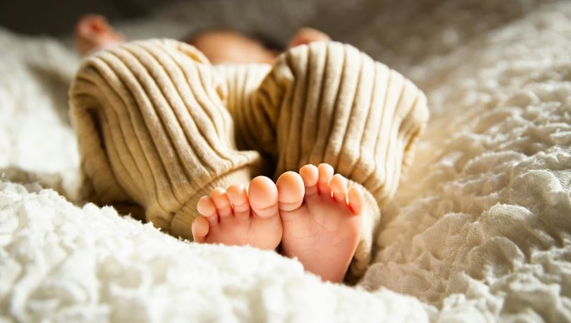 Filhote de cachorro ataca e mata bebê de um mês enquanto pais dormiam