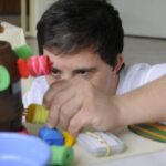 Jornada menor para pai de filho com autismo ou síndrome de Down é aprovada em comissão do Senado